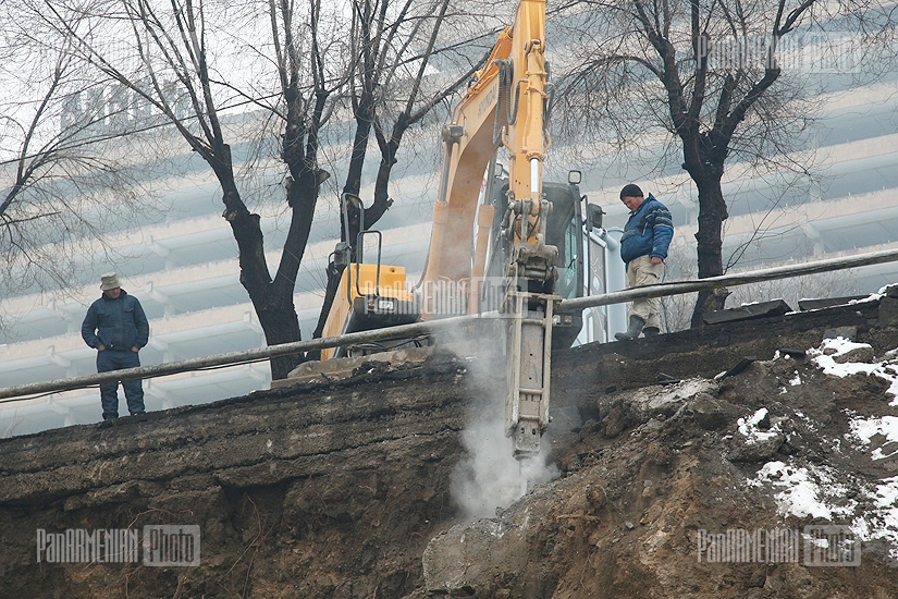 Demolition of Proshyan Street fence 