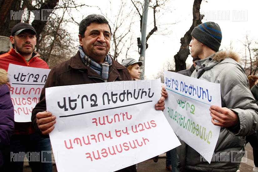 «Վե՛րջ ռեժիմին» բողոքի ակցիա ԿԸՀ-ի և ԵԱՀԿ/ԺՀՄԻԳ Երևանյան գրասենյակի դիմաց