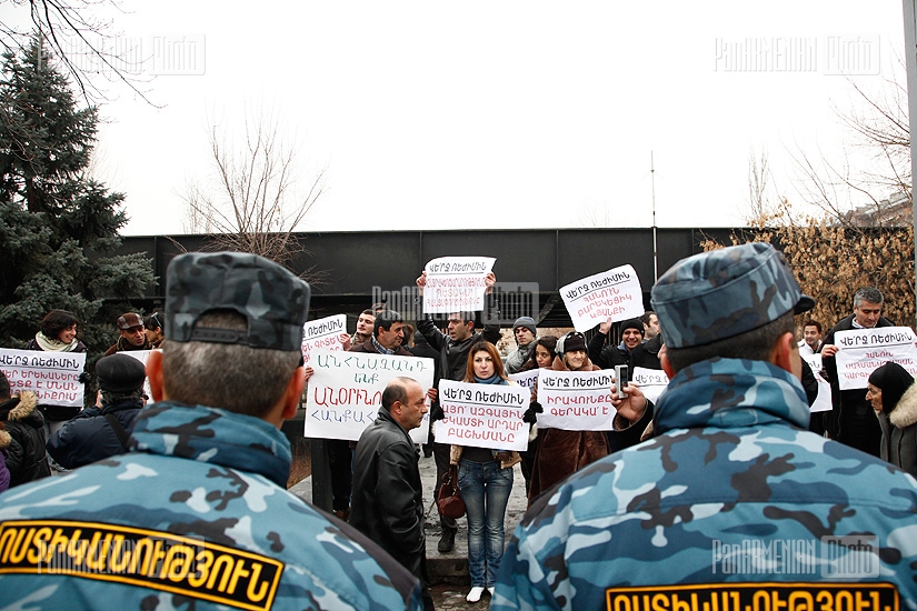 «Վե՛րջ ռեժիմին» բողոքի ակցիա ԿԸՀ-ի և ԵԱՀԿ/ԺՀՄԻԳ Երևանյան գրասենյակի դիմաց