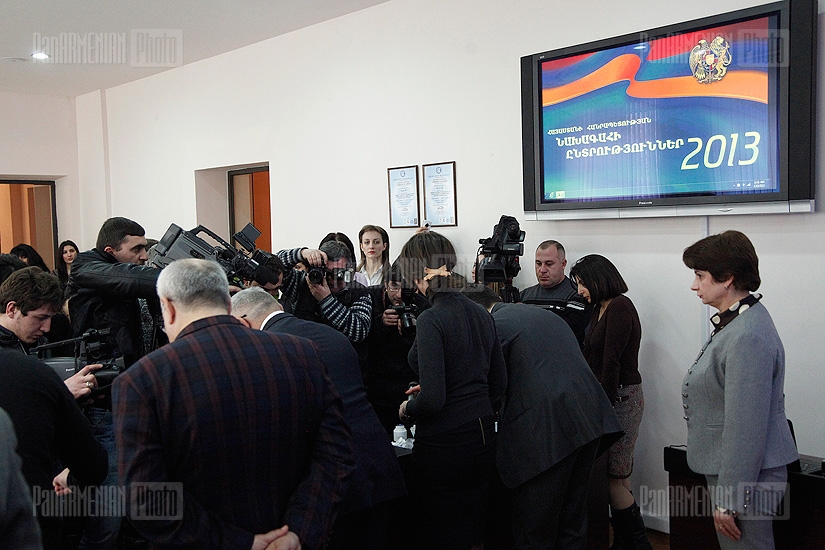 В ЦИК Армении испытали чернила, предназначенные для проставления штампов в паспортах во время президентских выборов 