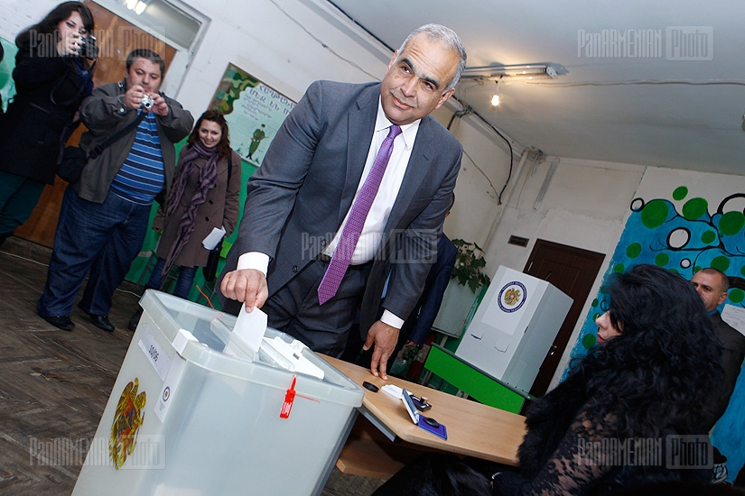 Выборы 2013: Кандидат в президнеты РА Раффи Ованнисян проголосовал на выборах 