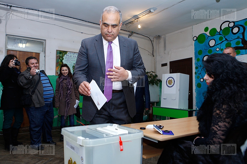 Выборы 2013: Кандидат в президнеты РА Раффи Ованнисян проголосовал на выборах 