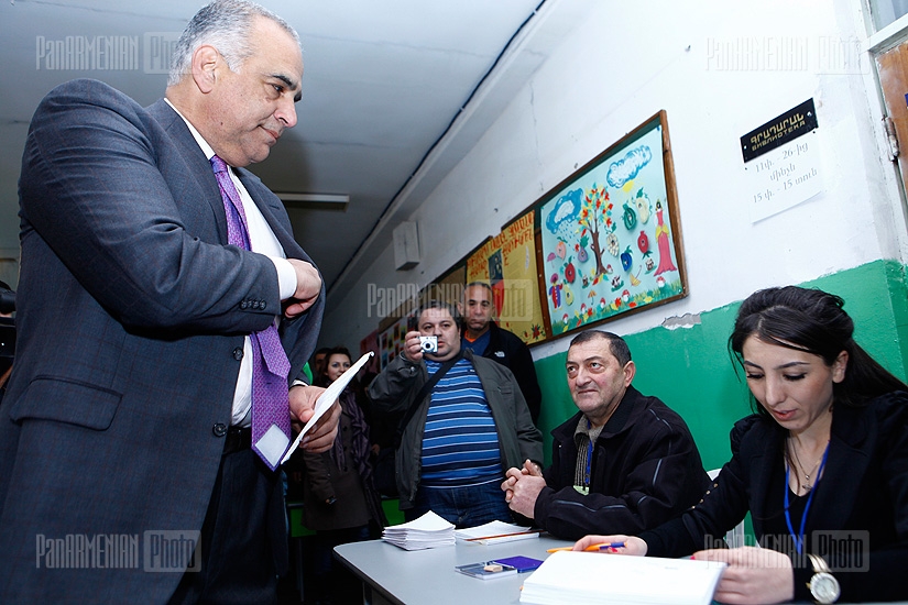 Elections 2013: RA presidential candidate Raffi Hovannisian votes