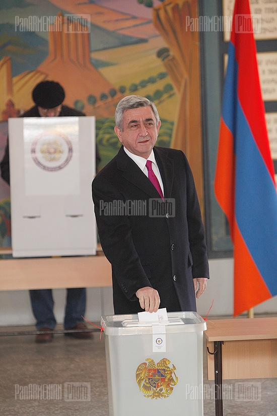 Выборы 2013: Кандидат в президнеты РА Серж Саргсян проголосовал на выборах 