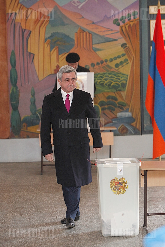 Выборы 2013: Кандидат в президнеты РА Серж Саргсян проголосовал на выборах 