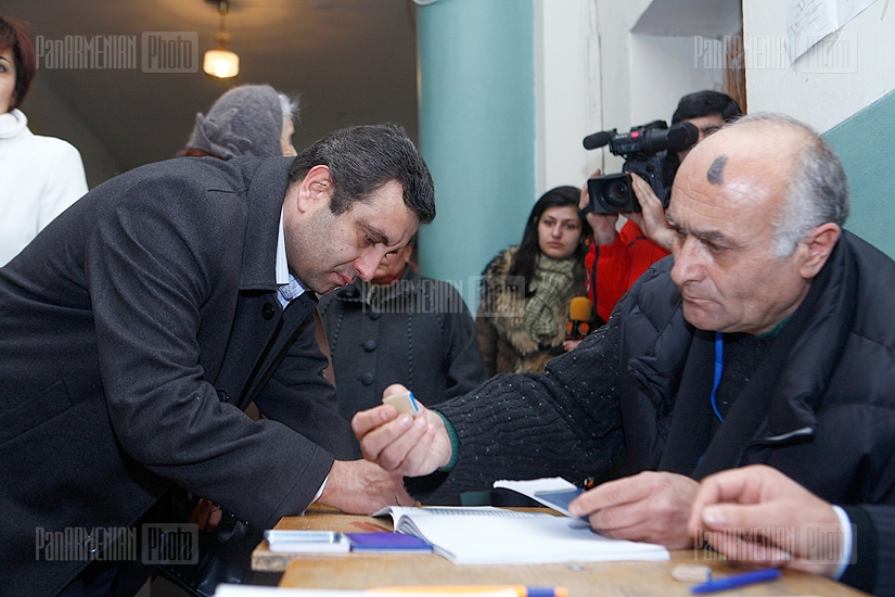 Ընտրություններ 2013. ՀՀ նախագահի թեկնածու Վարդան Սեդրակյանը մասնակցեց քվեարկությանը 