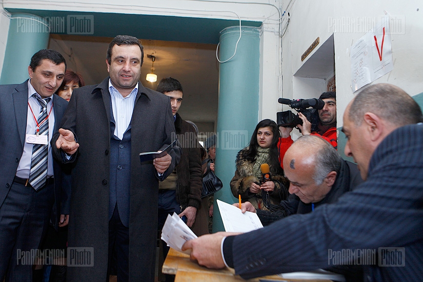 Ընտրություններ 2013. ՀՀ նախագահի թեկնածու Վարդան Սեդրակյանը մասնակցեց քվեարկությանը