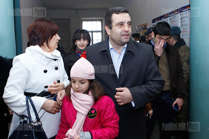 Ընտրություններ 2013. ՀՀ նախագահի թեկնածու Վարդան Սեդրակյանը մասնակցեց քվեարկությանը
