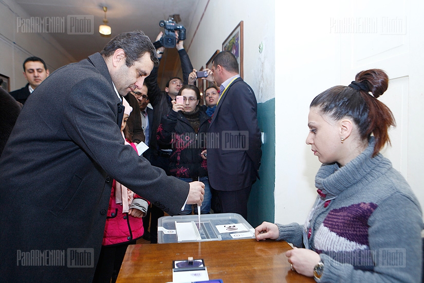 Ընտրություններ 2013. ՀՀ նախագահի թեկնածու Վարդան Սեդրակյանը մասնակցեց քվեարկությանը