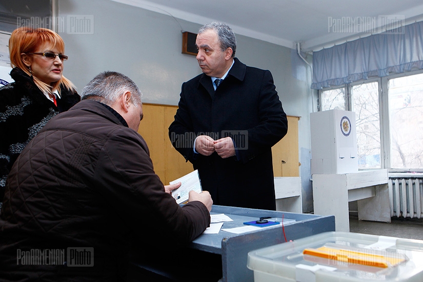 Выборы 2013: Кандидат в президнеты РА Грант Багратян проголосовал на выборах  