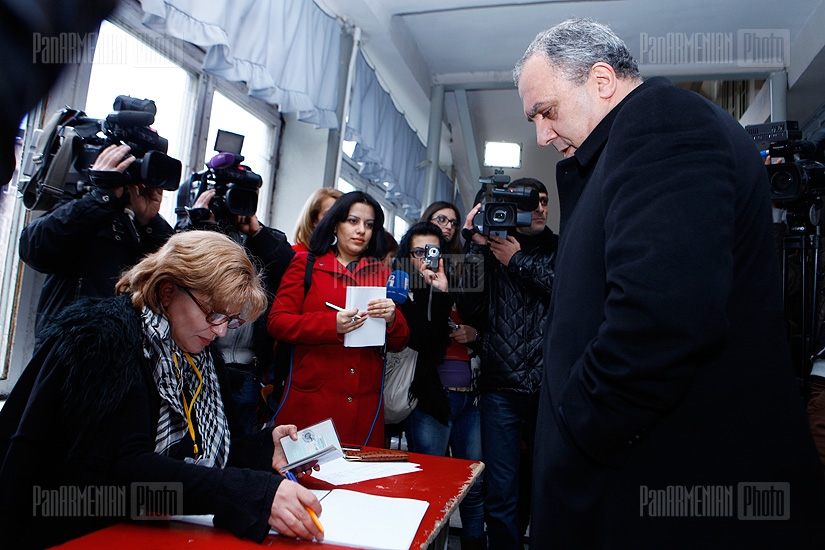 Elections 2013: RA presidential candidate Hrant Bagratyan votes 