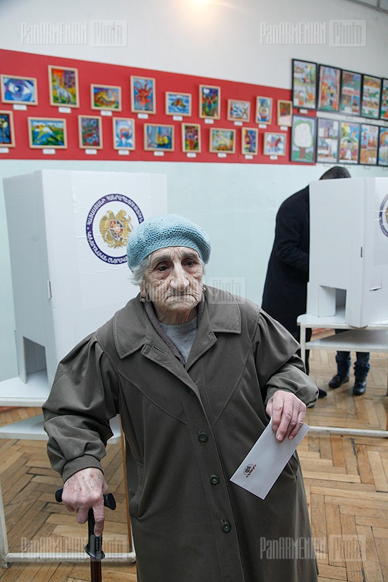 Elections 2013: RA Prime Minister Tigran Sargsyan votes