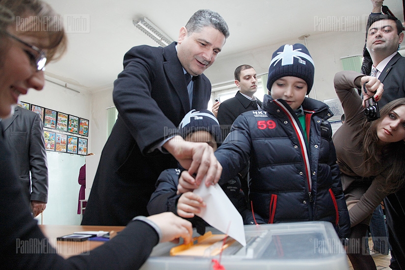 Выборы 2013: Премьер-министр РА Тигран Саргсян проголосовал на выборах  