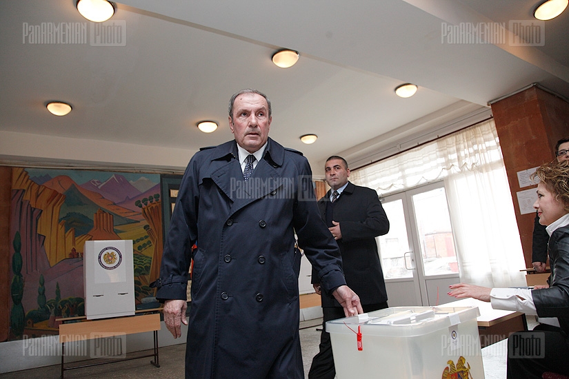 Ընտրություններ 2013. ՀՀ առաջին նախագահ Լևոն Տեր-Պետրոսյանը մասնակցեց քվեարկությանը