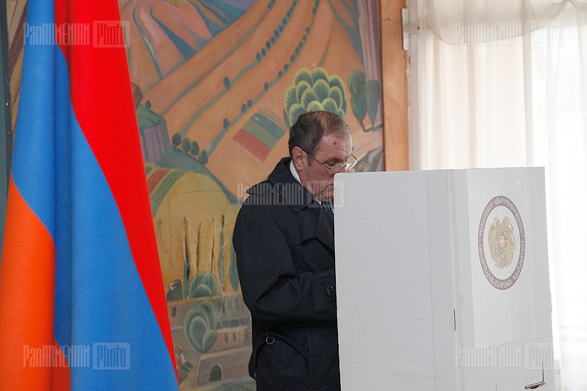 Ընտրություններ 2013. ՀՀ առաջին նախագահ Լևոն Տեր-Պետրոսյանը մասնակցեց քվեարկությանը