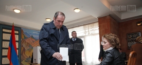 Elections 2013: RA first president Levon Ter-Petrosyan votes
