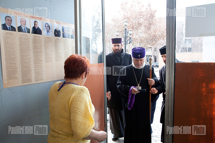 Ընտրություններ 2013. Ամենայն Հայոց Կաթողիկոս Գարեգին 2-րդը մասնակցեց քվեարկությանը 