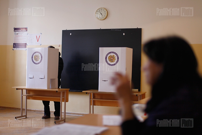 Elections 2013: Voters at the polling station of 