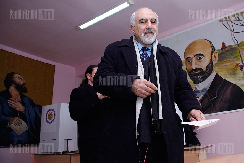 Выборы 2013: Кандидат в президнеты РА Паруйр Айрикян проголосовал на выборах  
