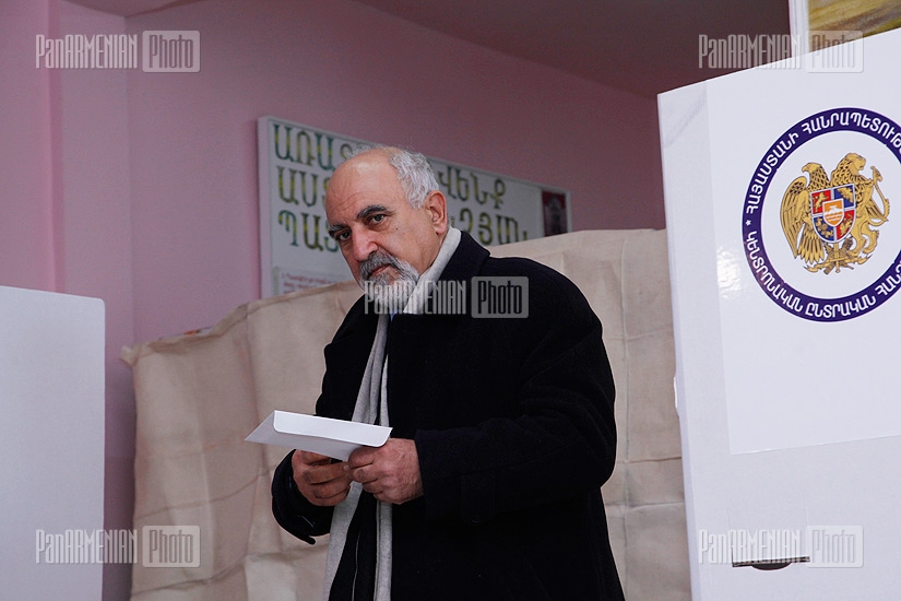 Выборы 2013: Кандидат в президнеты РА Паруйр Айрикян проголосовал на выборах  