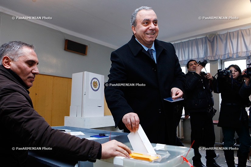 Elections 2013: RA presidential candidate Hrant Bagratyan votes  
