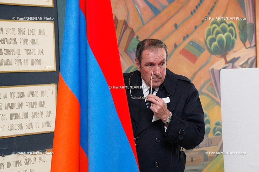 Выборы 2013: Первый президент РА Левон-Тер Петросян проголосовал на выборах 