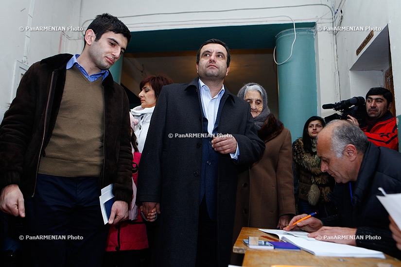 Elections 2013: RA presidential candidate Vardan Sedrakyan votes  