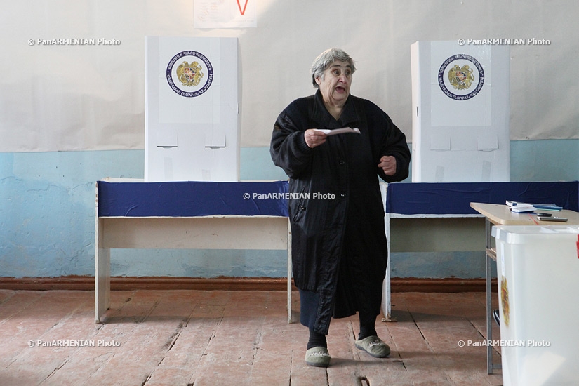 Elections 2013: Voters at the polling station of Kentron Community 