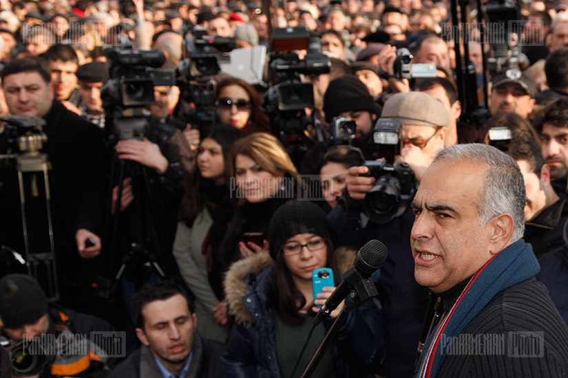 Пресс-конференция Раффи Ованнисяна на площади Свободы