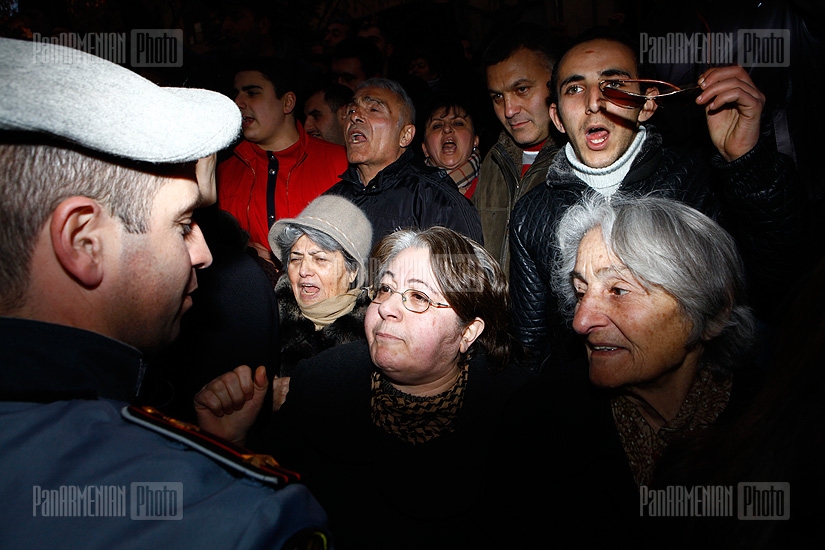 После ухода Раффи Ованнисяна люди продолжили свой марш к зданию ЦИК