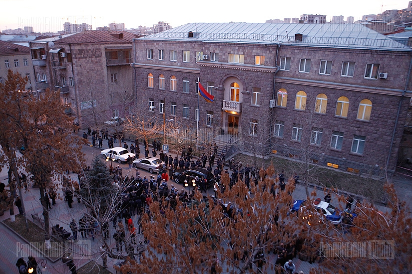 People accompanied Raffi Hovannisian and continued the march to CEC buliding 