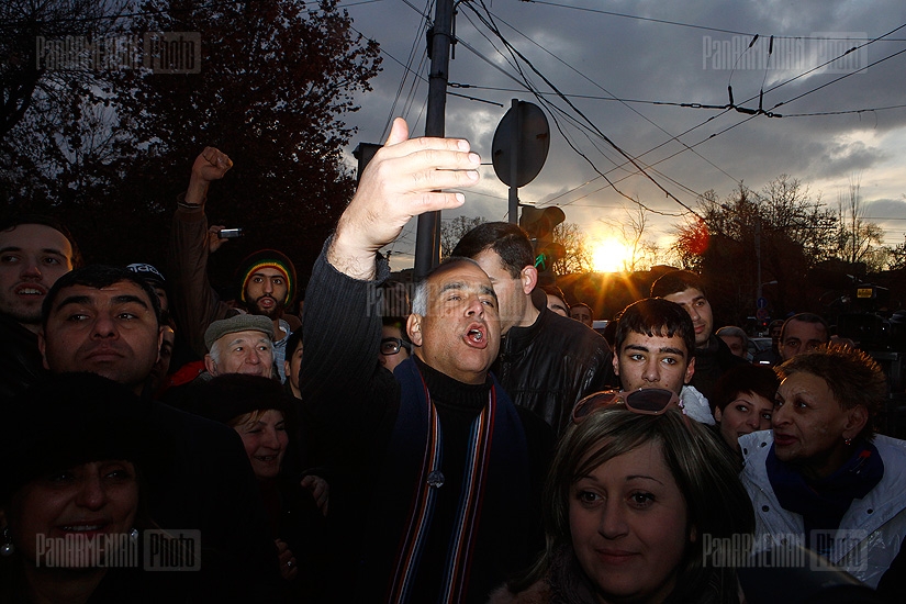 После ухода Раффи Ованнисяна люди продолжили свой марш к зданию ЦИК