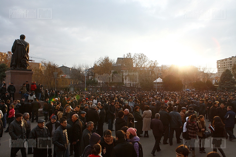 People accompanied Raffi Hovannisian and continued the march to CEC buliding 