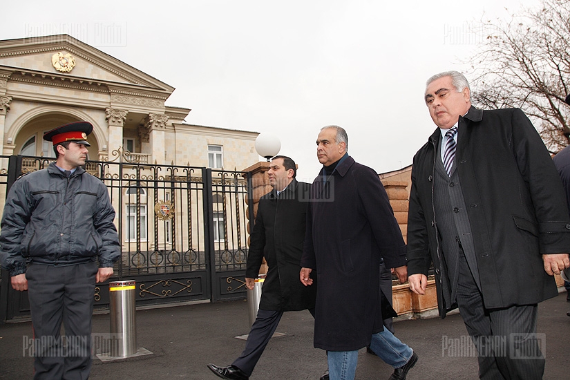 Лидер партии «Наследие» Раффи Ованнисян направился от Площади Свободы в Резиденцию президента РА