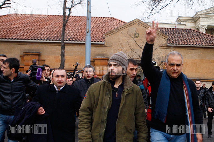 Лидер партии «Наследие» Раффи Ованнисян направился от Площади Свободы в Резиденцию президента РА
