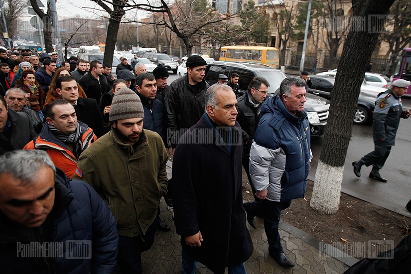 Heritage party leader Raffi Hovannisian went from Freedom Square to the RA Presidential Residence