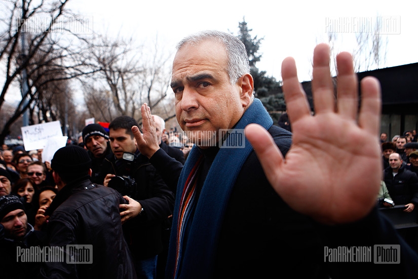 Heritage party leader Raffi Hovannisian went from Freedom Square to the RA Presidential Residence