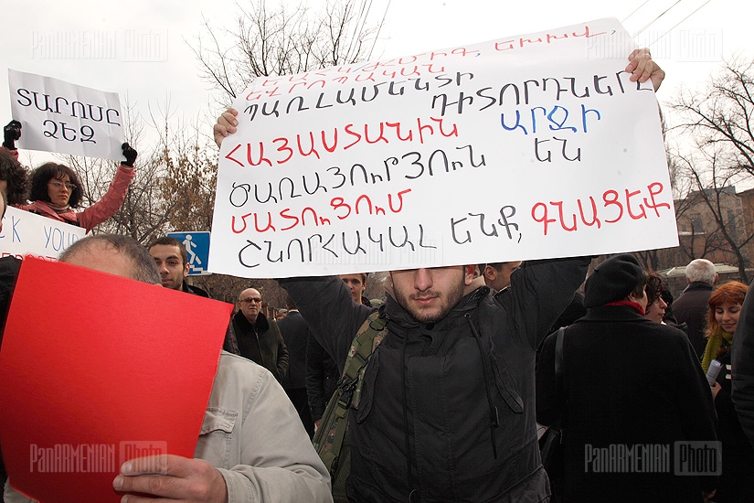 Բողոքի ակցիա ԵԱՀԿ/ԺՀՄԻԳ Երևանյան գրասենյակի դիմաց 