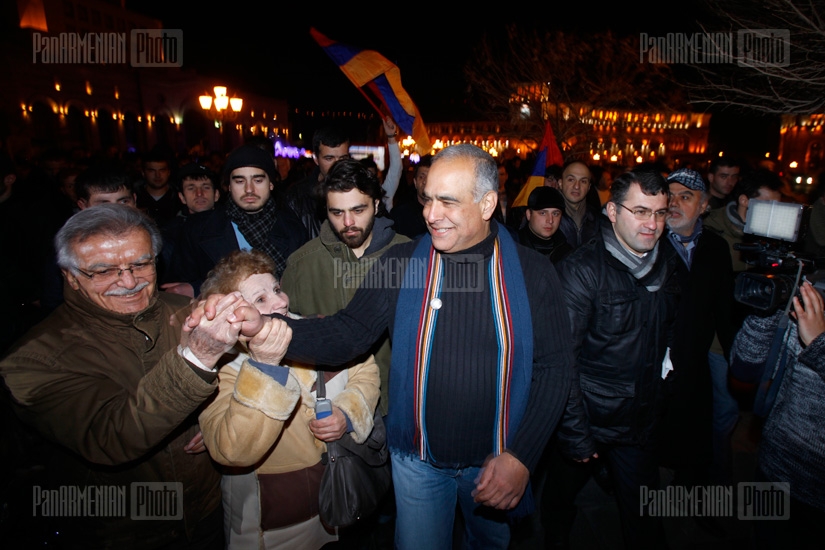 Марш Раффи Ованнисяна и его сторонников по Малому Центру Еревана