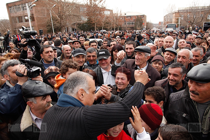 Heritage party leader Raffi Hovannisian's rally in Ashtarak