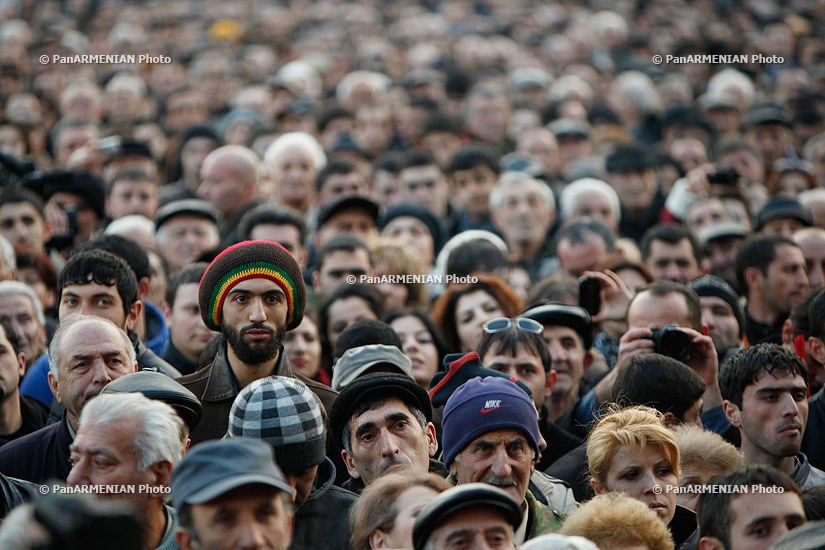 Митинг кандидата в президенты РА Раффи Ованнисяна на Площади Победы 