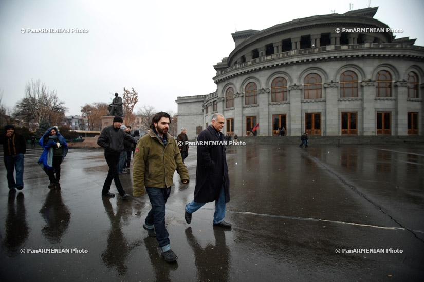 Утро Раффи Ованнисяна после ночной сидячей забастовки 