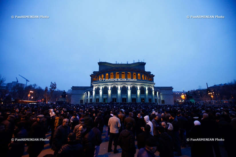 Марш Раффи Ованнисяна и его сторонников по Малому Центру Еревана