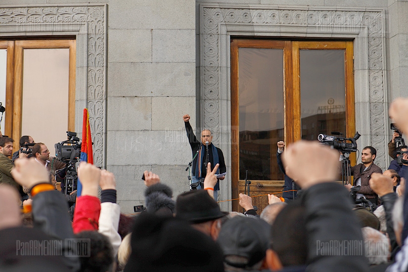 Митинг бывшего кандидата в президенты РА Раффи Ованнисяна на Площади Свободы