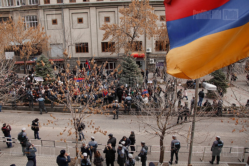 Акция протеста перед зданием ЦИК РА 