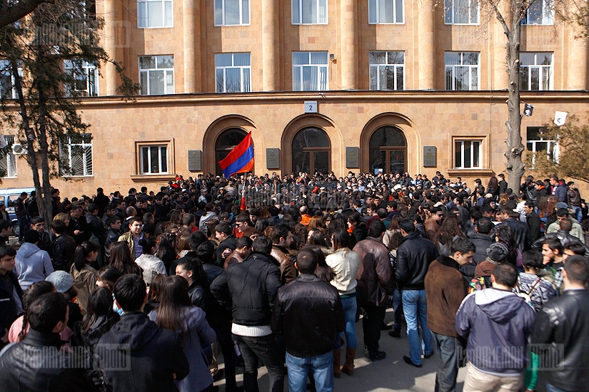 К объявившим забастовку студентам ЕГУ присоединились студенты  Экономического и Архитектурного университетов