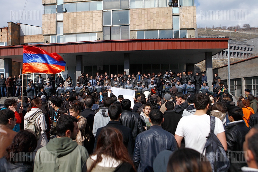 К объявившим забастовку студентам ЕГУ присоединились студенты  Экономического и Архитектурного университетов