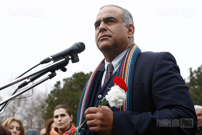 RA former presidential candidate Raffi Hovannisian's public press conference in Freedom Square