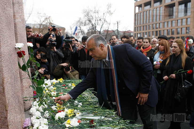  Раффи Ованнисян возглавил шествие в память жертв 1-го марта к памятнику Мясникяна