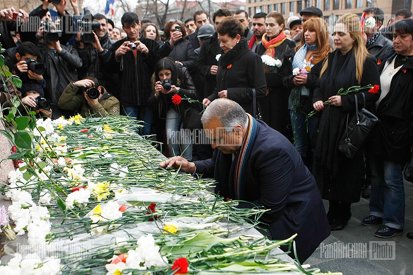 Raffi Hovannisian led the march commemorated to the March 1 tragedy victims to Myasnikyan monument
